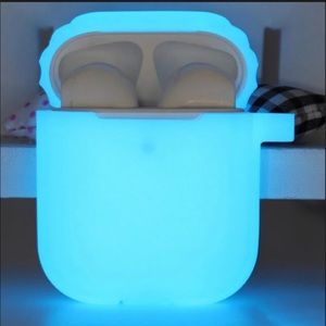 🌸 glow in the dark AirPod case with keychain